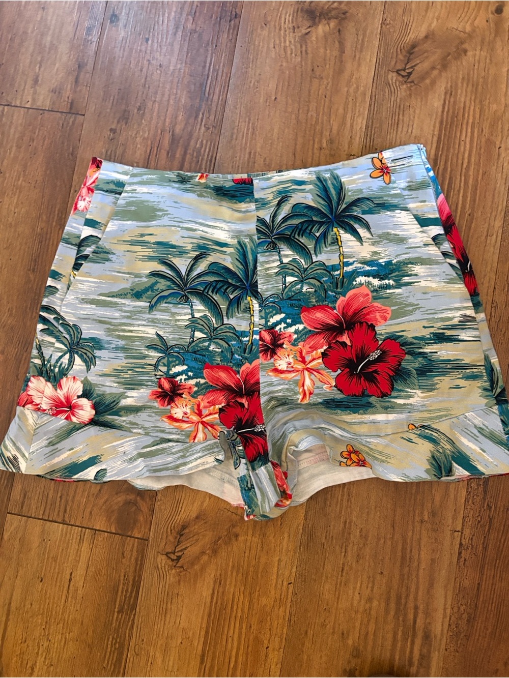 Zara ruffle Hawaiian shorts, side pockets and side zipper